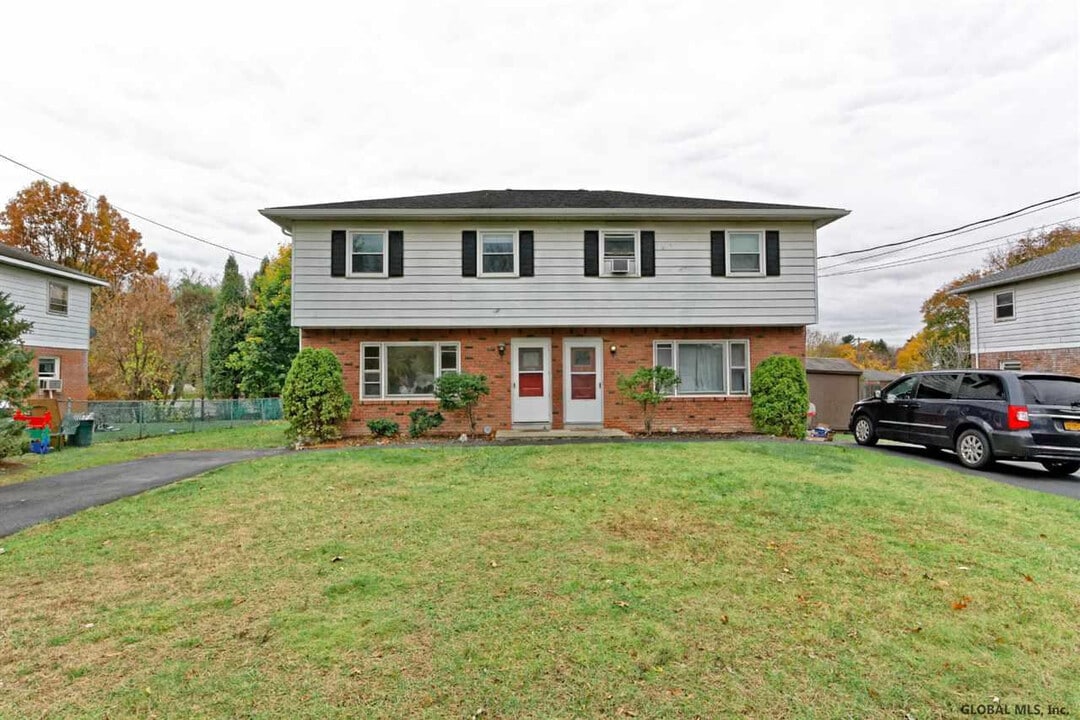 238 Old Niskayuna Rd in Latham, NY - Building Photo