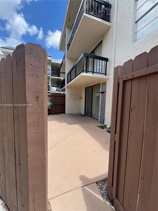 8307 SW 142nd Ave in Miami, FL - Foto de edificio - Building Photo