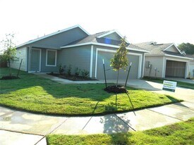 300 Sycamore Pl in Wilmer, TX - Building Photo