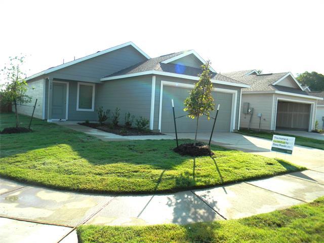 300 Sycamore Pl in Wilmer, TX - Building Photo