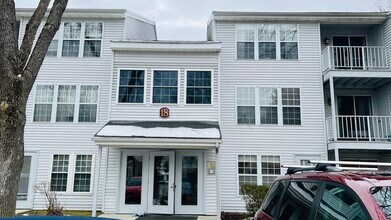 18 Walden Dr, Unit #8 in Natick, MA - Foto de edificio - Building Photo