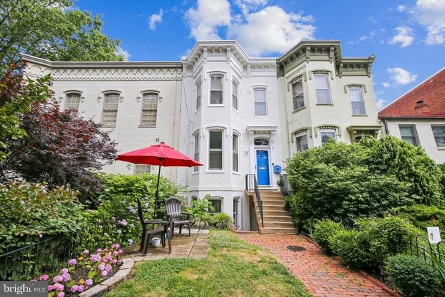 property at 302 Maryland Ave NE