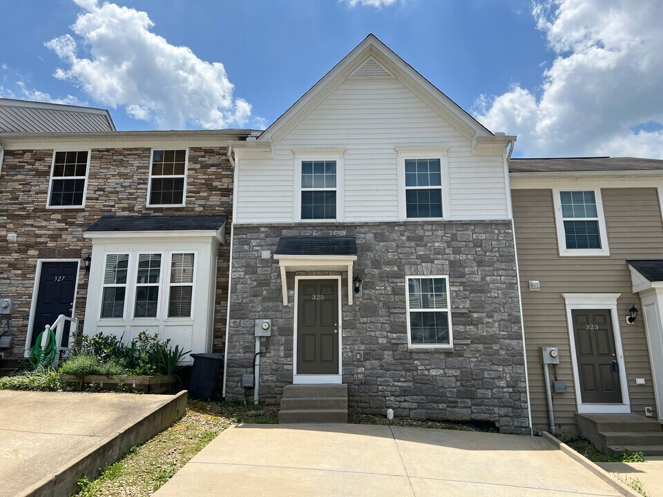 325 Falcon Run in Morgantown, WV - Building Photo