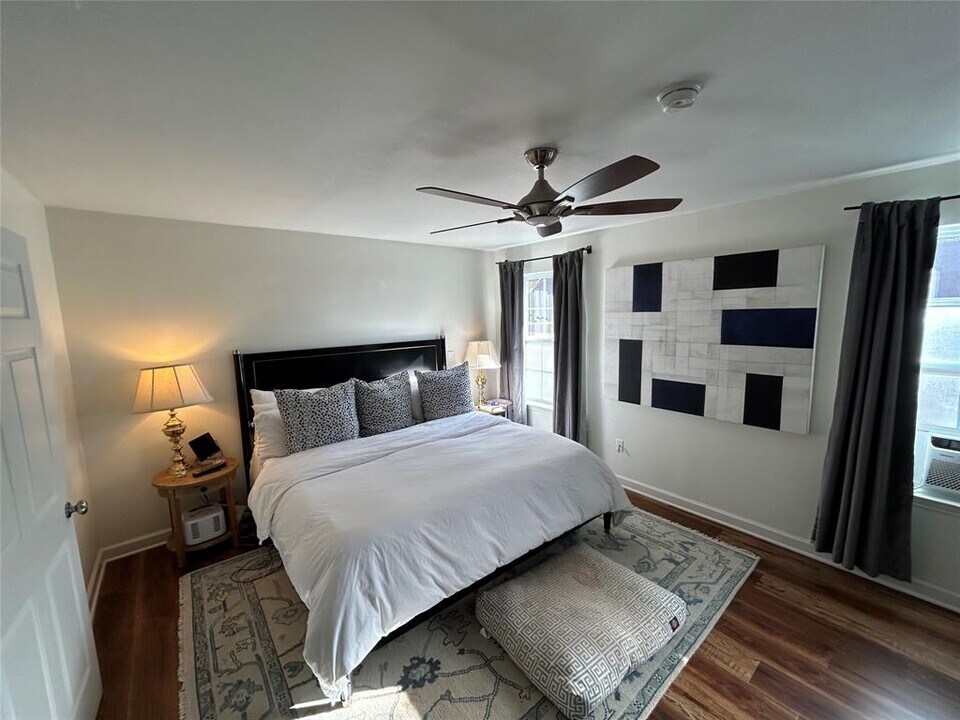 1304 W St Johns Ave in Austin, TX - Building Photo