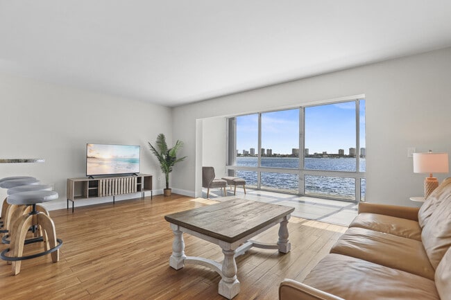 2936 Lake Shore Dr in West Palm Beach, FL - Foto de edificio - Building Photo