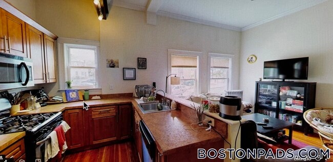 358 Broadway, Unit 2 in Somerville, MA - Building Photo - Building Photo