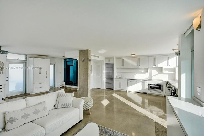 301 Ocean Dr in Miami Beach, FL - Building Photo - Building Photo