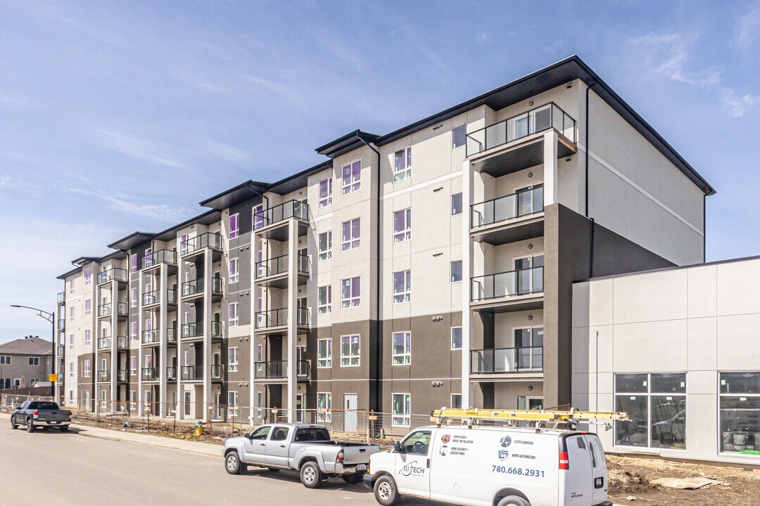 2423 16 Av NW in Edmonton, AB - Building Photo