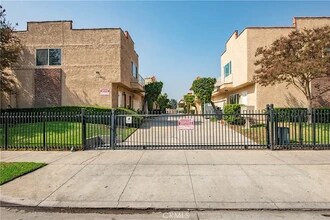 8839 Cedros Ave in Panorama City, CA - Building Photo - Building Photo