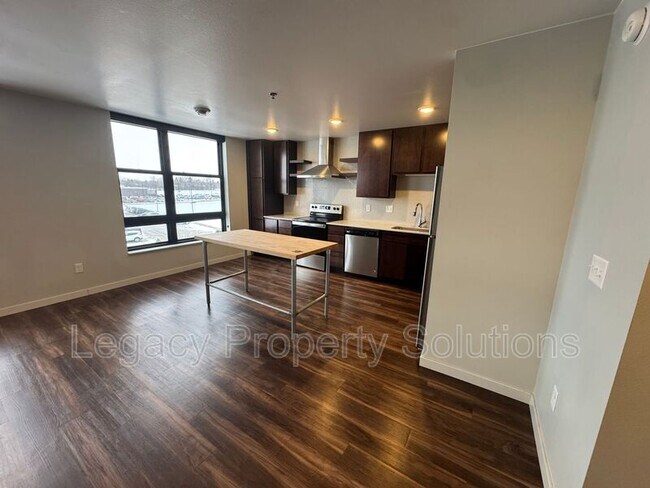 208 E Greenfield Ln in Bismarck, ND - Building Photo - Building Photo