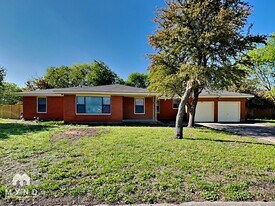 724 Stuckert Dr, Unit 1-224 in Burleson, TX - Building Photo
