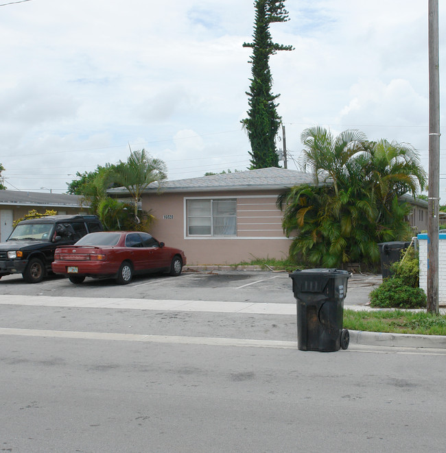 16020 NE 19 Ct in Miami, FL - Foto de edificio - Building Photo