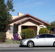 1135-1137 E 10th St in Long Beach, CA - Foto de edificio - Building Photo