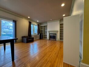 208 Fuller St, Unit 3 in Brookline, MA - Foto de edificio - Building Photo