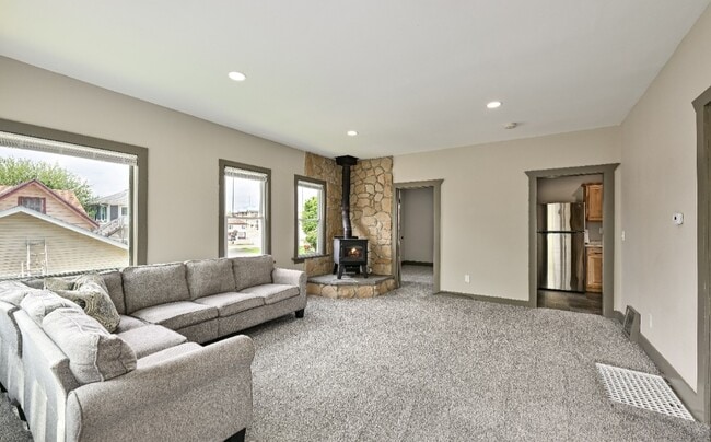118 Lake St in Pewaukee, WI - Building Photo - Building Photo