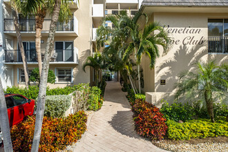 Venetian Cove Club in Naples, FL - Foto de edificio - Building Photo