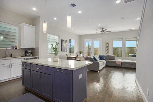 property at 5518 Rosslyn Rd