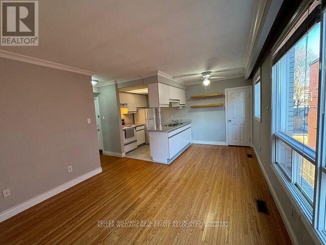 308-308 Lakeshore Rd E in Mississauga, ON - Building Photo - Building Photo