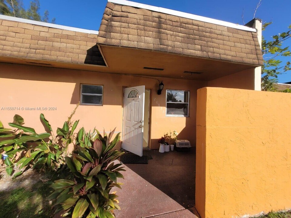 20833 NW 25th Ave in Miami Gardens, FL - Foto de edificio