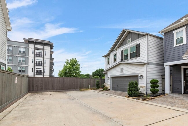 2612 Zemmer Ln in Houston, TX - Building Photo - Building Photo