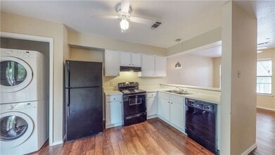 301 Manuel Dr in College Station, TX - Foto de edificio - Building Photo