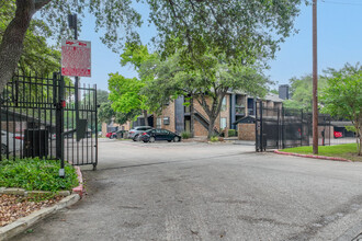 Holly Glen Condominiums in Dallas, TX - Foto de edificio - Building Photo