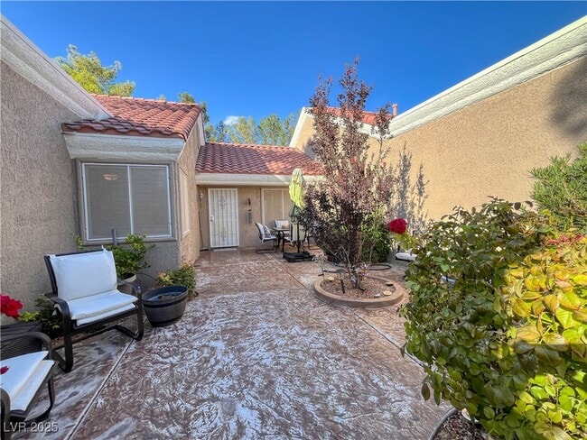 8512 Desert Holly Dr in Las Vegas, NV - Building Photo - Building Photo