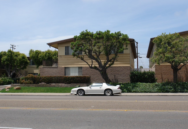 4514-4518 Clairemont Dr in San Diego, CA - Foto de edificio - Building Photo