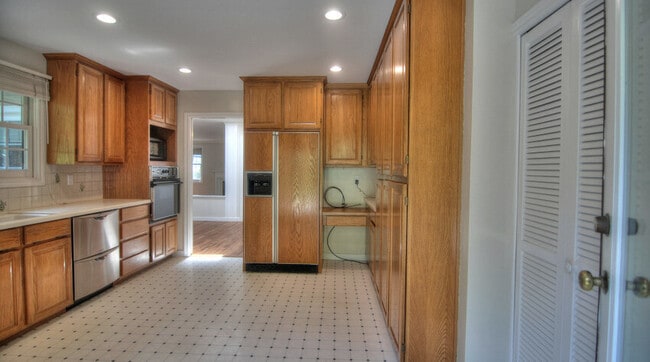 2121 Middlefield Rd in Palo Alto, CA - Building Photo - Building Photo