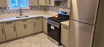 18 Marisa Ct, Unit 1 in Staten Island, NY - Building Photo