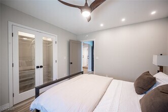 330 E Country Club Dr in Henderson, NV - Building Photo - Building Photo
