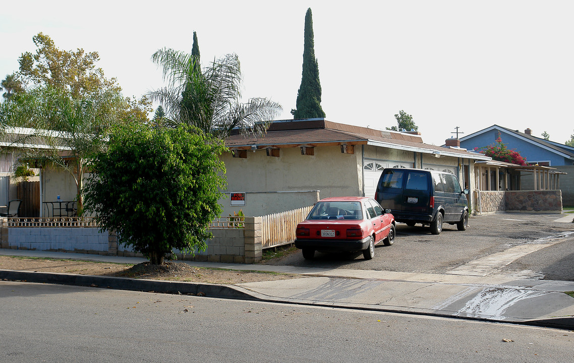 427-433 N Oak St in Orange, CA - Building Photo