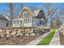 1045 Lake St E in Wayzata, MN - Building Photo