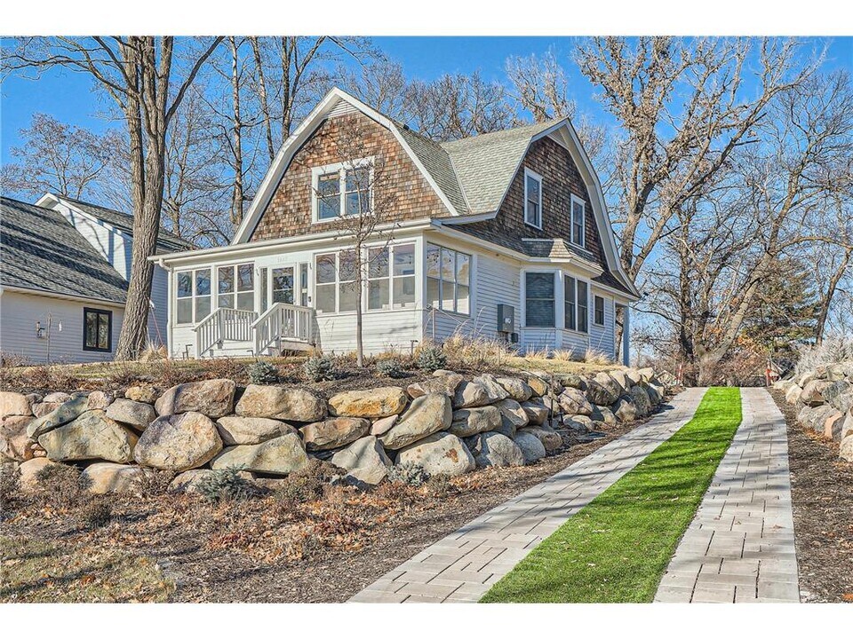 1045 Lake St E in Wayzata, MN - Building Photo