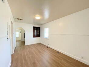 422 Walker St in Hutchinson, KS - Building Photo - Building Photo