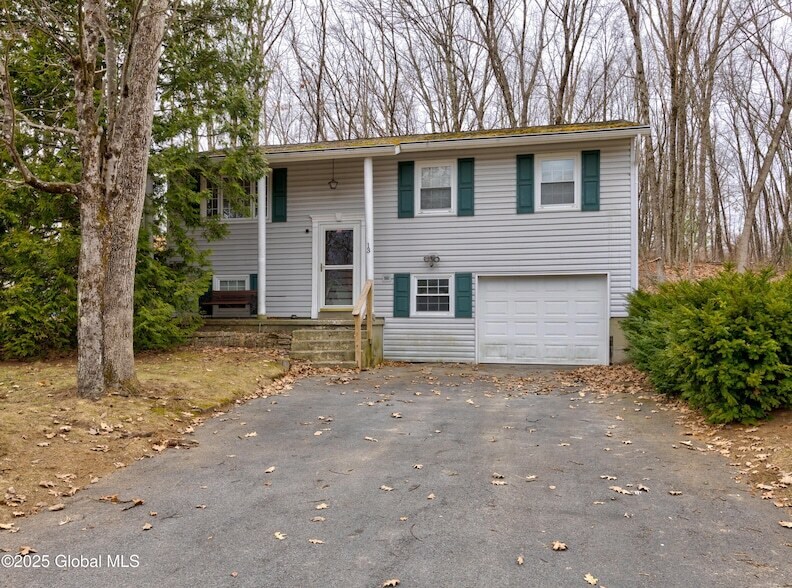 13 Holly Dr, Unit B011 in Saratoga Springs, NY - Building Photo