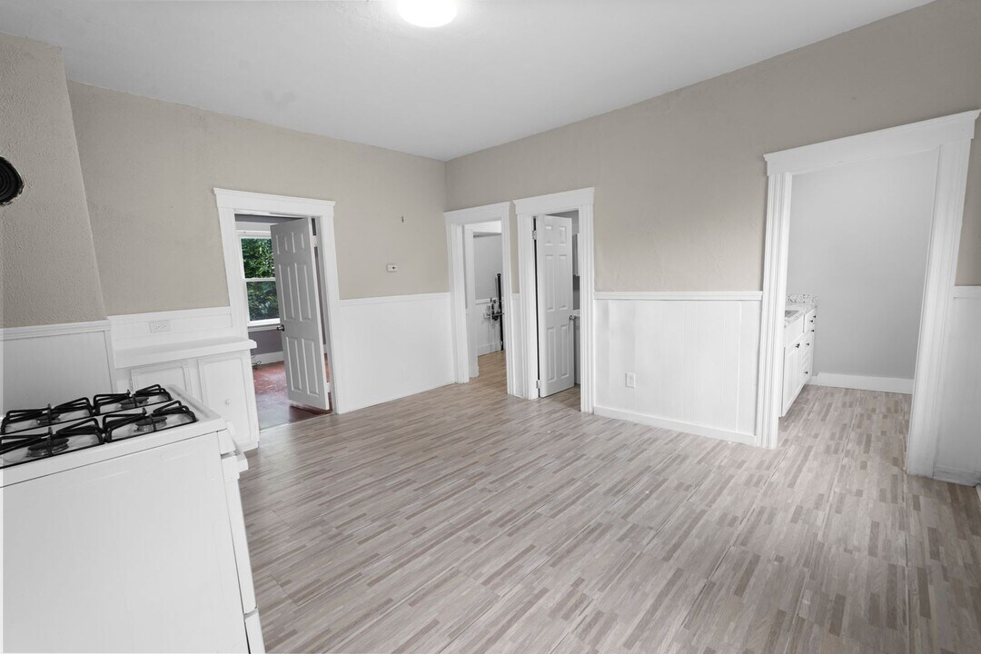 15 1/2 Mendon St in Worcester, MA - Building Photo