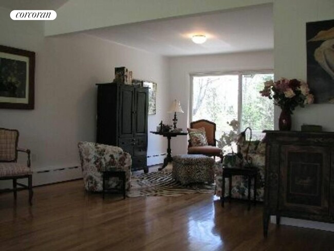 6 Scotts Landing Rd in Southampton, NY - Building Photo - Building Photo