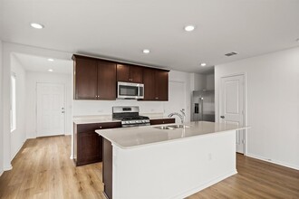 7201 Spotted Leaf Wy in Austin, TX - Foto de edificio - Building Photo