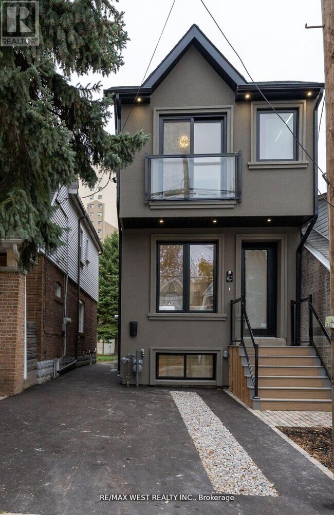 411 Main St