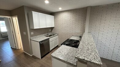 4012 DuPont Cir, Unit 307 in St Matthews, KY - Foto de edificio - Building Photo