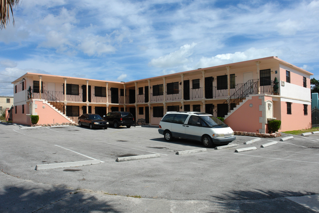 795 NW 61st St in Miami, FL - Foto de edificio