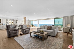 27002 Malibu Cove Colony Dr in Malibu, CA - Building Photo