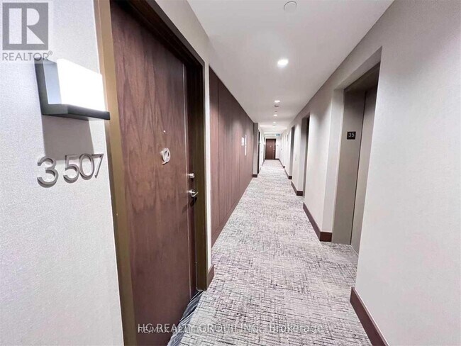 115 McMahon Dr in Toronto, ON - Building Photo - Building Photo