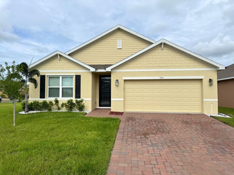 946 Dugan CIR SE in Palm Bay, FL - Building Photo