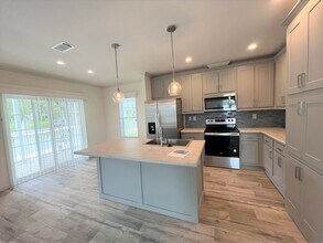 5680 Woodford St in Brooksville, FL - Building Photo - Building Photo