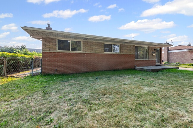 32447 Hawthorne Dr in Warren, MI - Foto de edificio - Building Photo