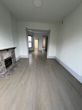 2057 W Chicago Ave, Unit Third Floor in Chicago, IL - Foto de edificio - Building Photo