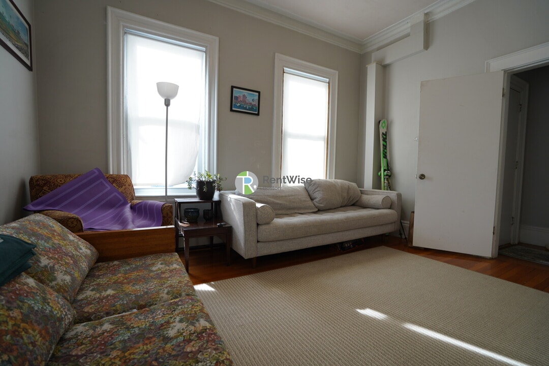 172 Bigelow St, Unit 1 in Boston, MA - Building Photo