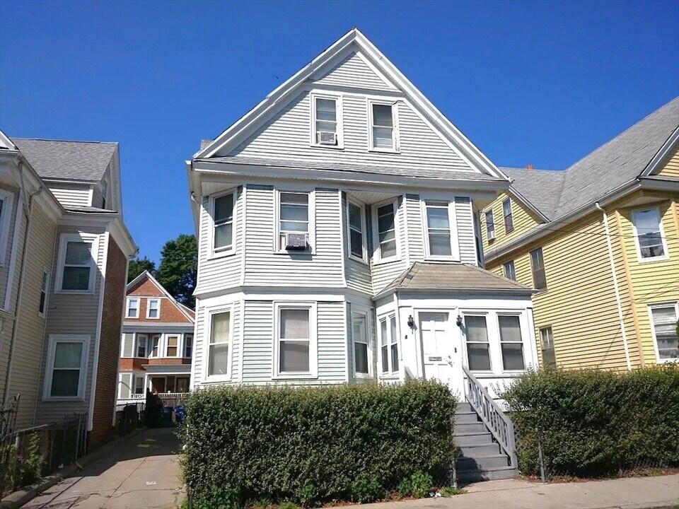 4 Dever St in Boston, MA - Building Photo